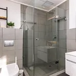 Luxury City Oasis With King Bed, Ac, Walk-In Shower