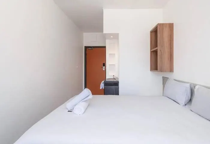 Metropole 2Nd Floor Room With Shared Amenities
