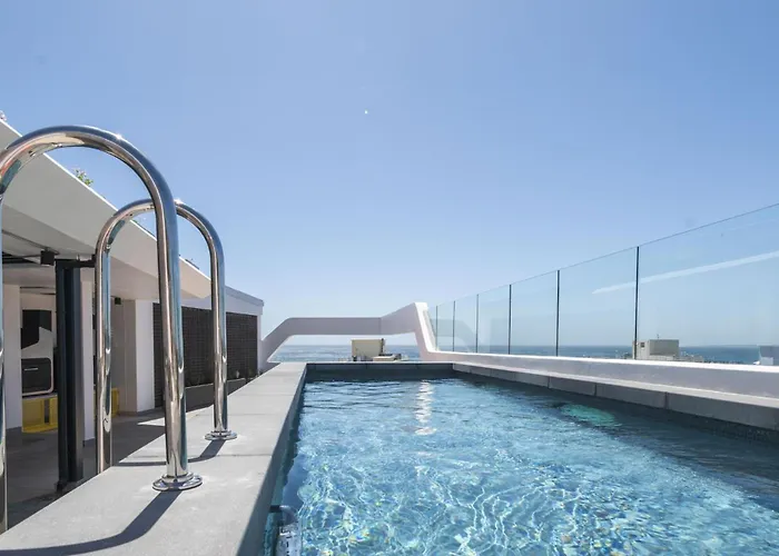 Sea Point Modern 2-Bed With Ocean Mountain Views