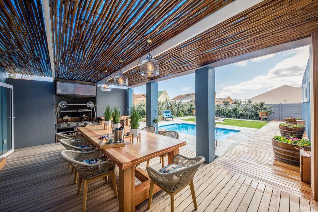 House W Pool, Fireplace, Braai Holiday home