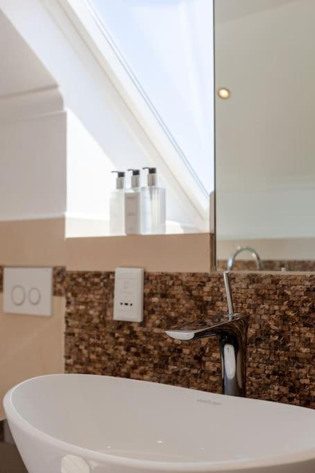 Luxurious Peaceful Mountain Retreat-heated Pool Holiday home *