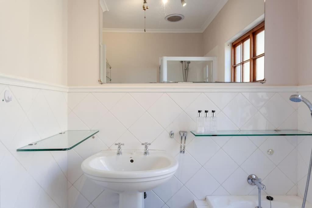 Luxurious Peaceful Mountain Retreat-heated Pool Holiday home