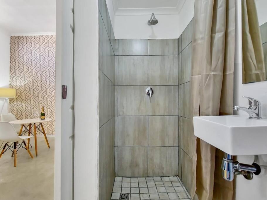 Inn Cosy At The Foothills Of Table Mountain-secure *