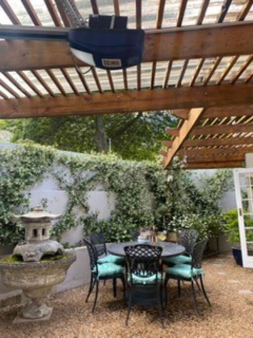 Gorgeous, Private In Prestigious Newlands. *