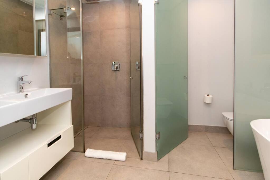 Newly Built 2-bedroom In Ten-on-q