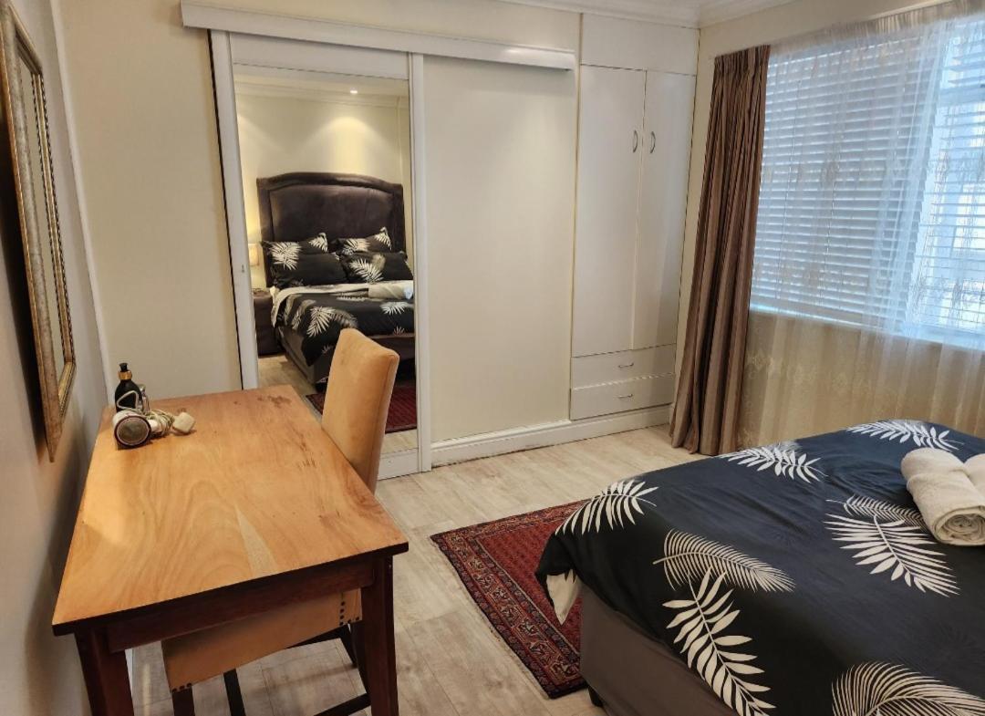 Centrally Vacation Home In Beach Road Apartment Cape Town