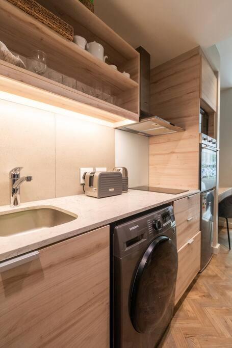 Vibrant Apartment *