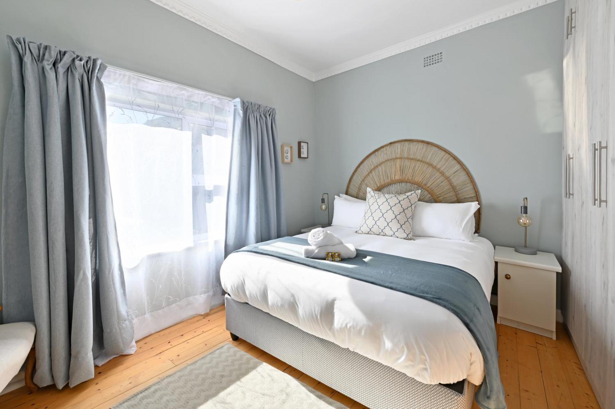 Perfect Location Walk To And Sea Views Holiday home
