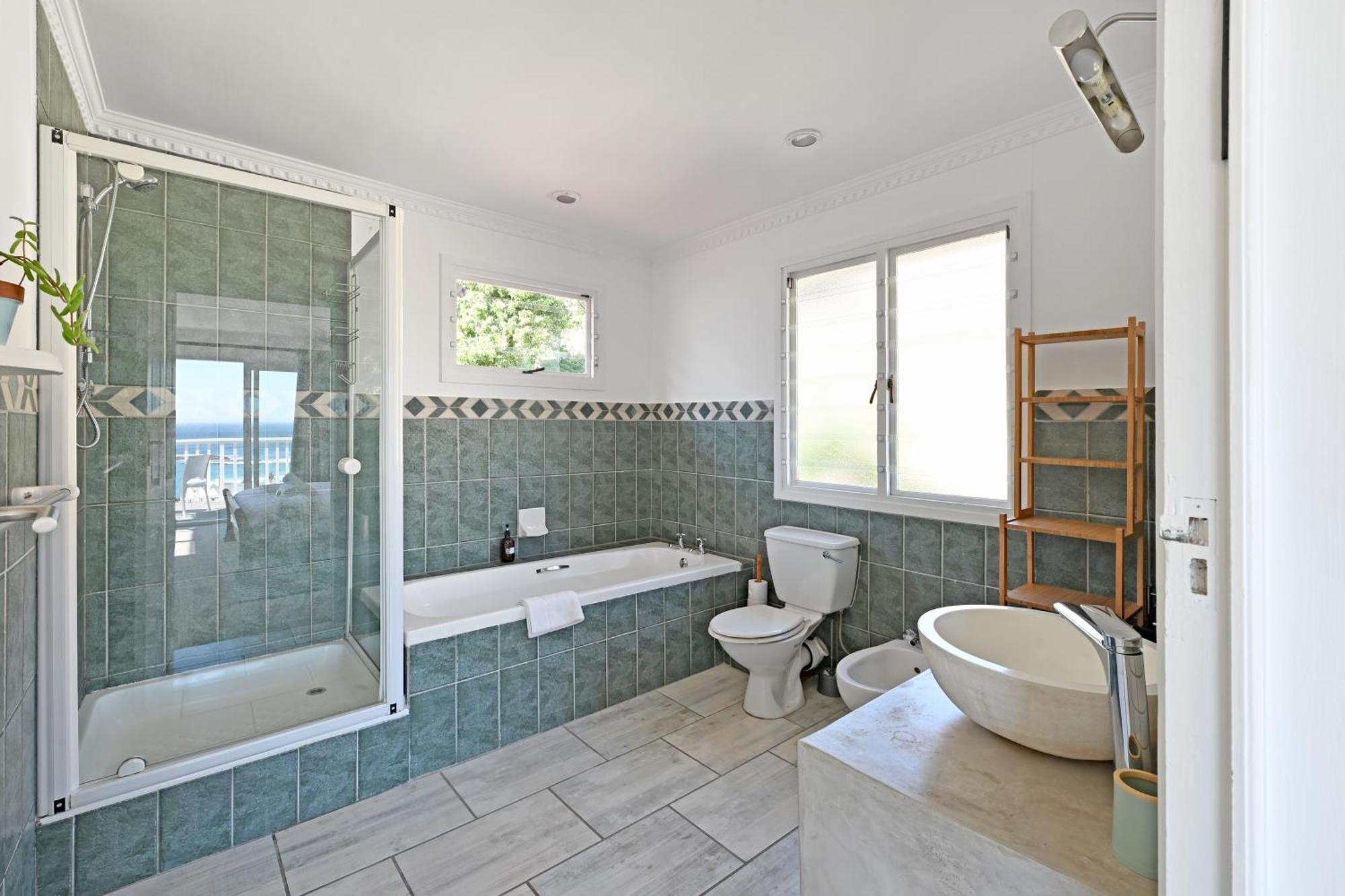 Perfect Location Walk To And Sea Views