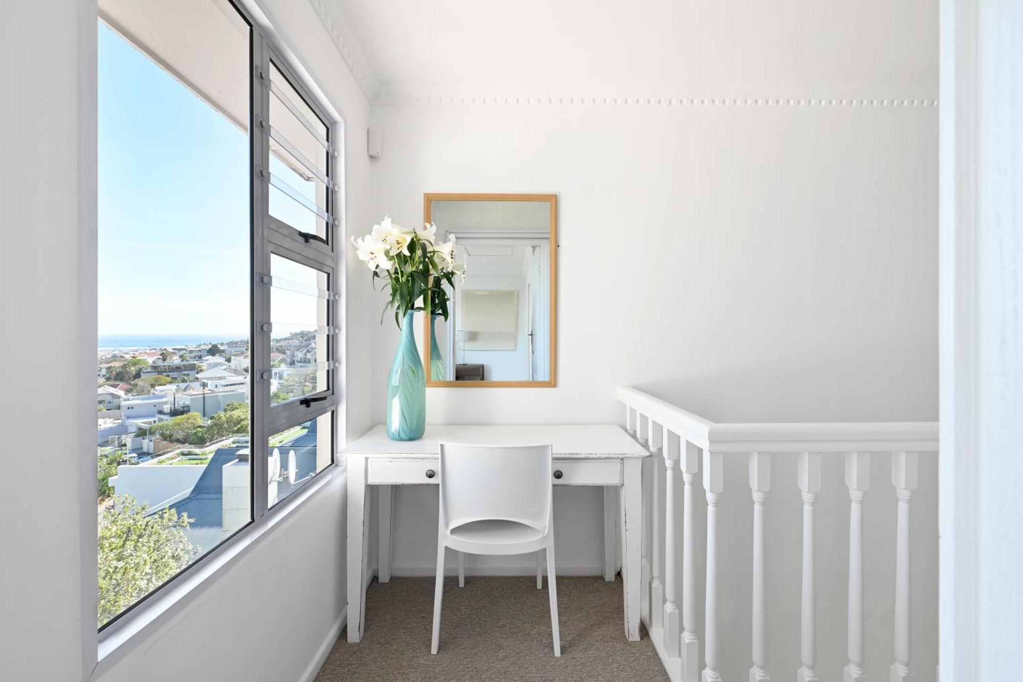 Perfect Location Walk To And Sea Views *