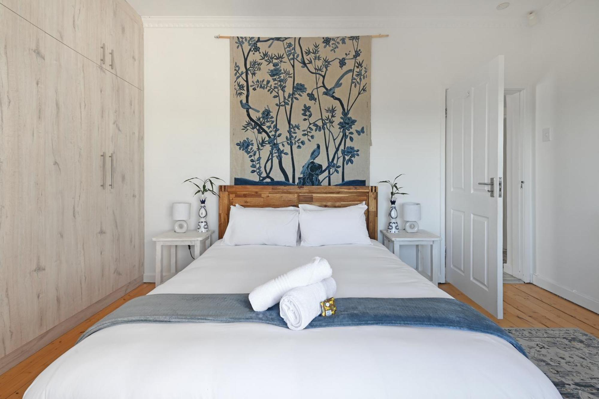 Perfect Location Walk To And Sea Views Holiday home Cape Town