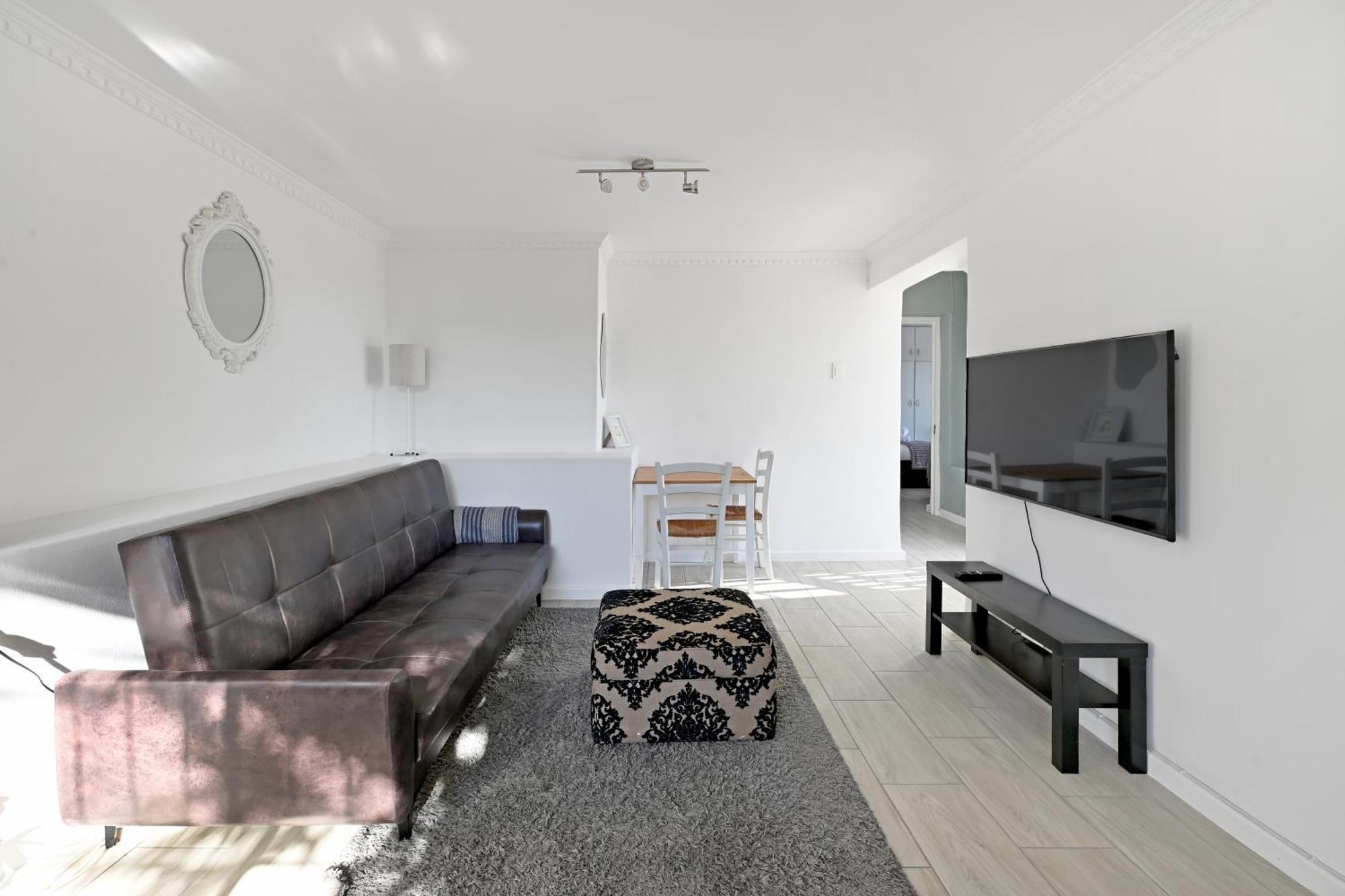 Perfect Location Walk To And Sea Views *