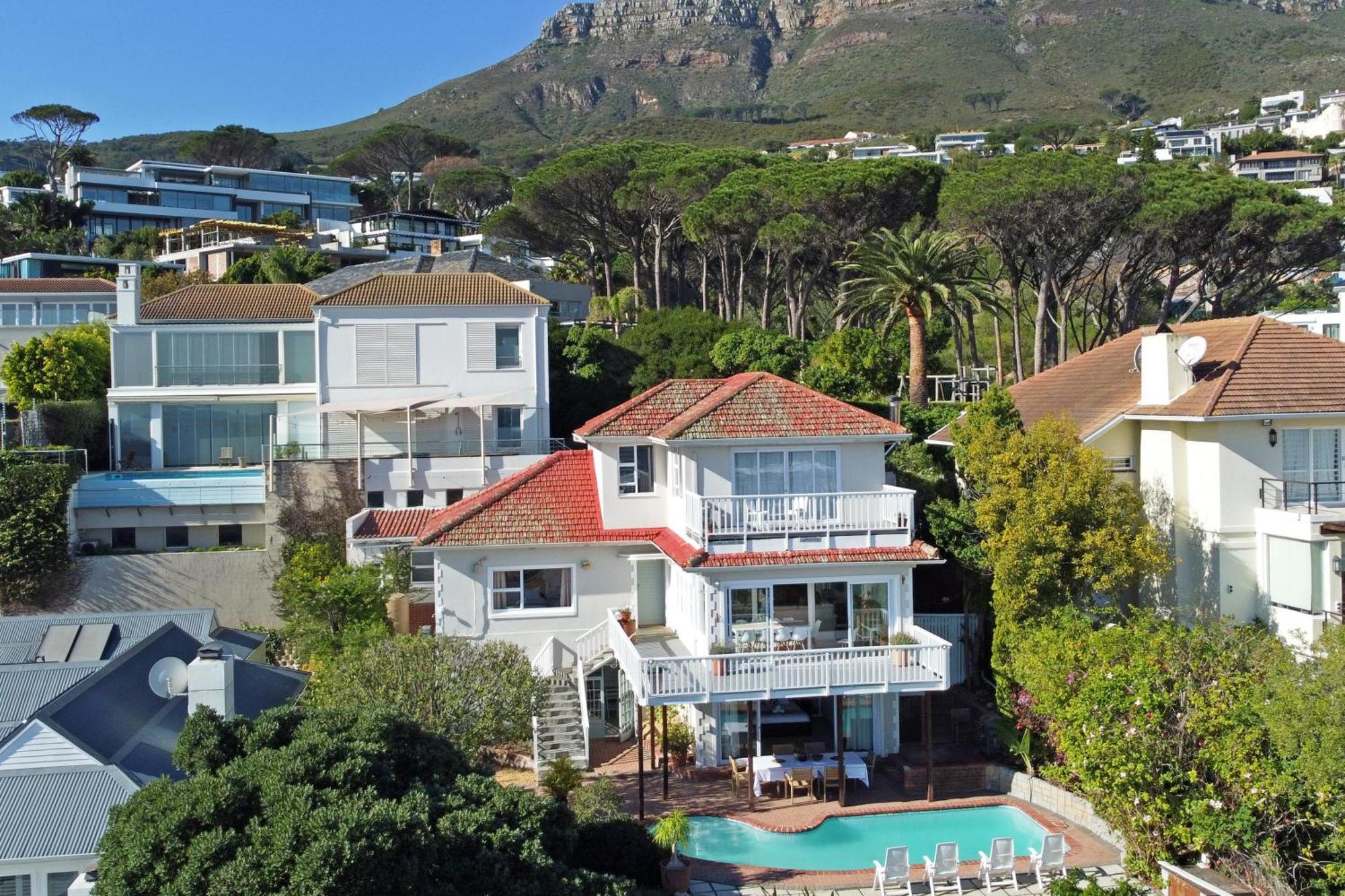 Perfect Location Walk To And Sea Views Holiday home