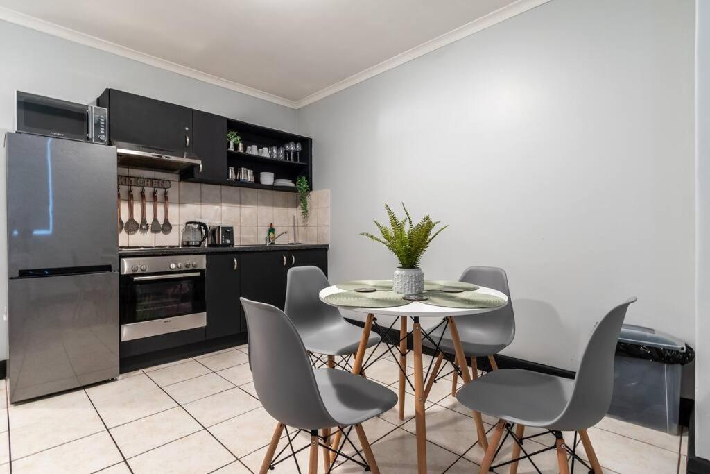 Apartment Inner Gem With Pool, Gym And Parking *