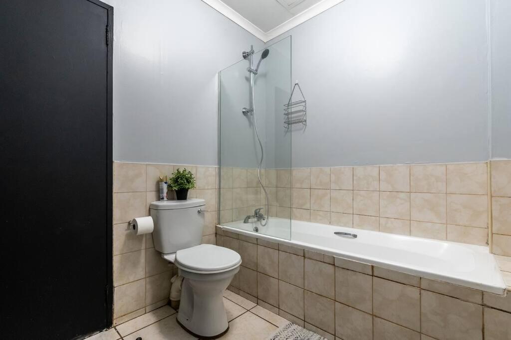 Inner Gem With Pool, Gym And Parking Apartment Cape Town
