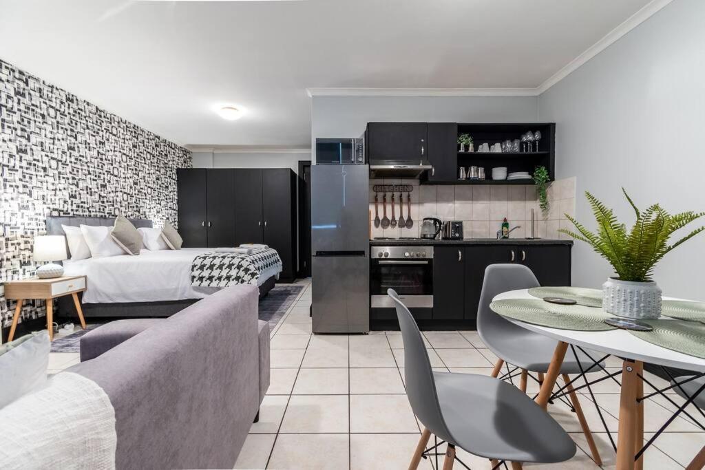 Inner Gem With Pool, Gym And Parking Cape Town