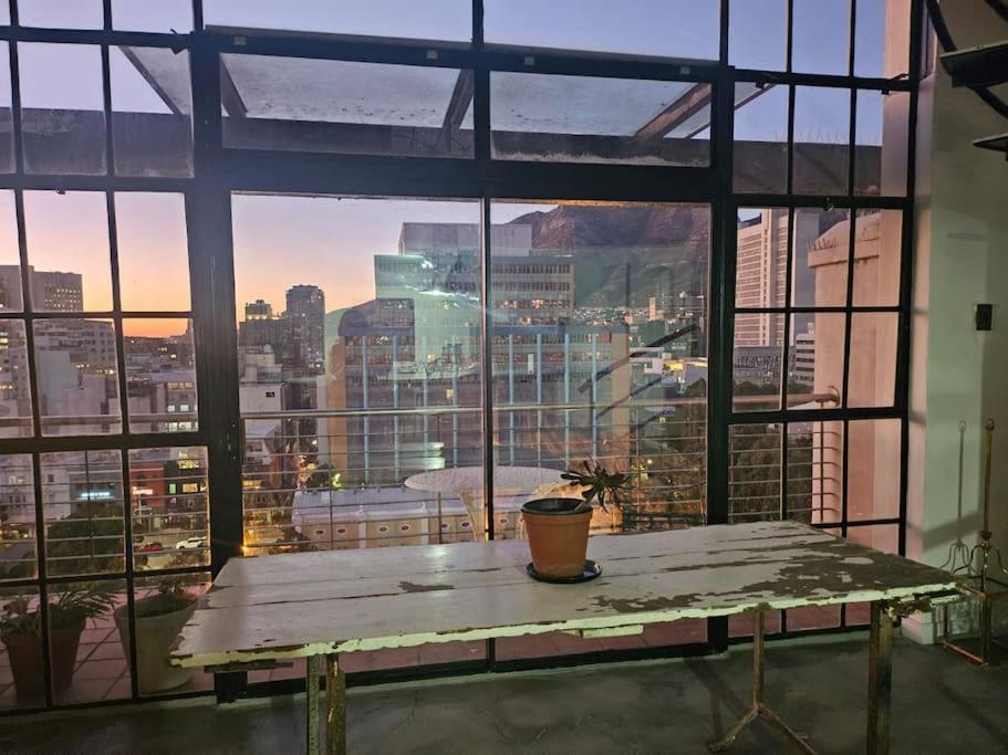 Mountain Views Near Great Restaurants Apartment Cape Town