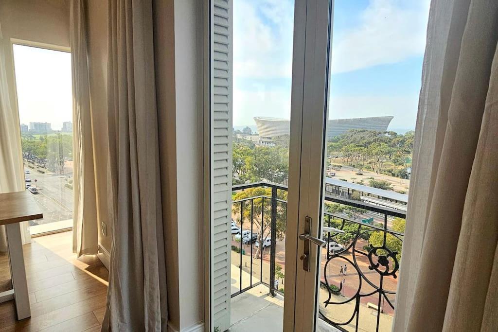Luxury Rooftop 4bedroom Cape Royale With V&a Seapoint View Cape Town
