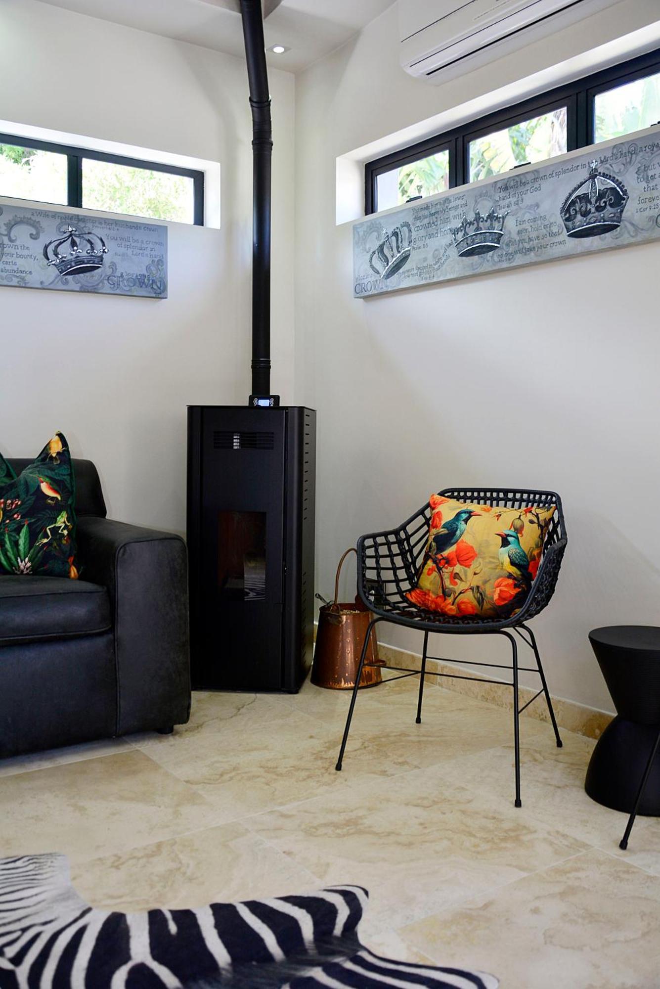 Apartment Crown Comfort - Affordable Luxury - Private Heated Pool & Hot Tub Under Roof