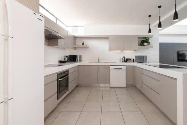 Apartment Metropole 2nd Floor With Shared Amenities *