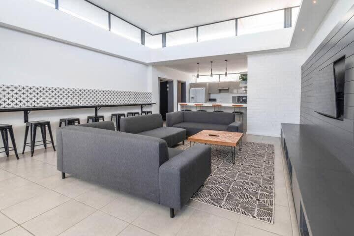 Metropole 2nd Floor With Shared Amenities * Cape Town