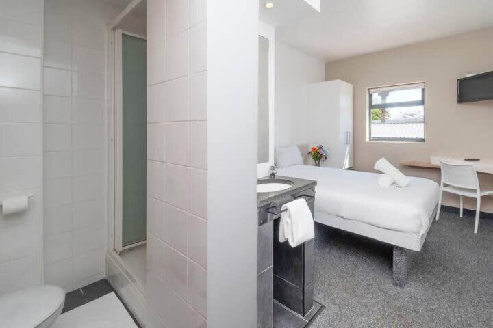 Apartment Metropole 2nd Floor With Shared Amenities Cape Town