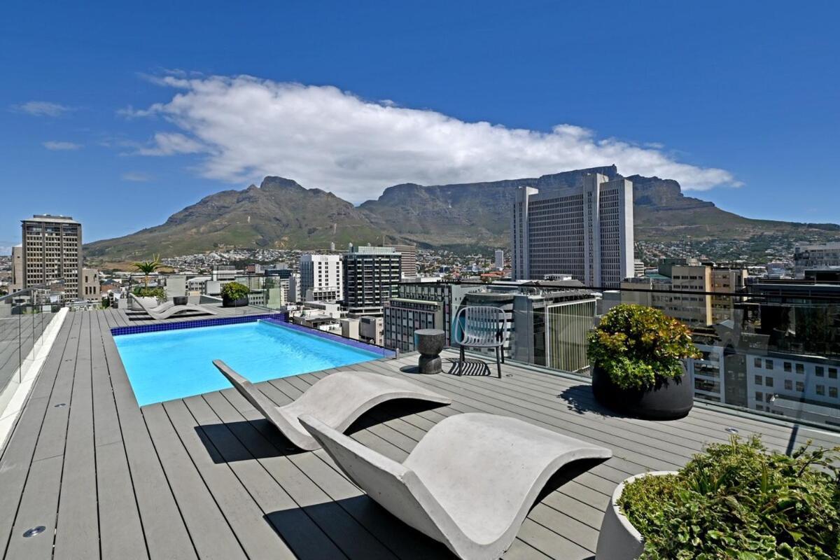 Halo - Sleek Urban At The Tokyo * Cape Town
