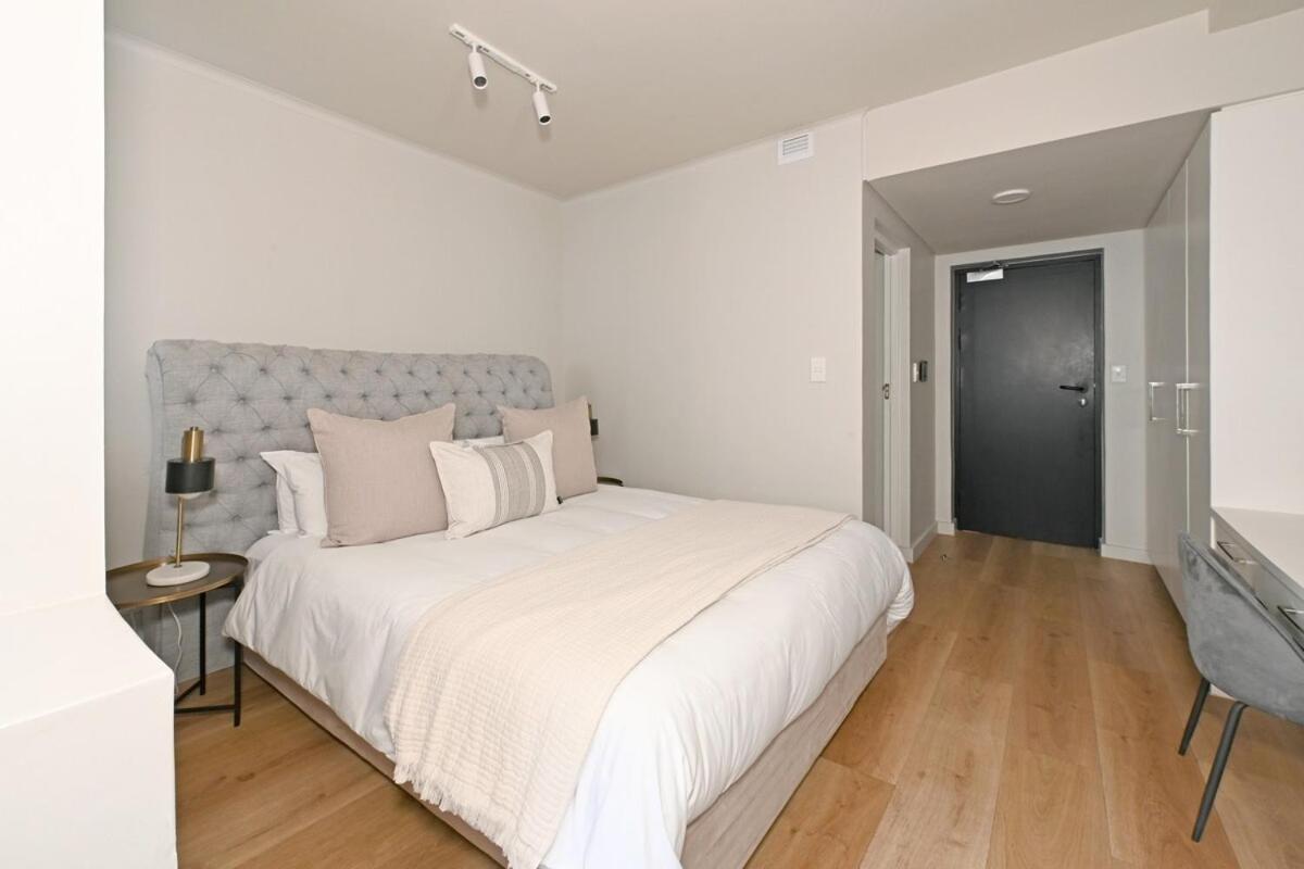 Apartment Halo - Sleek Urban At The Tokyo Cape Town