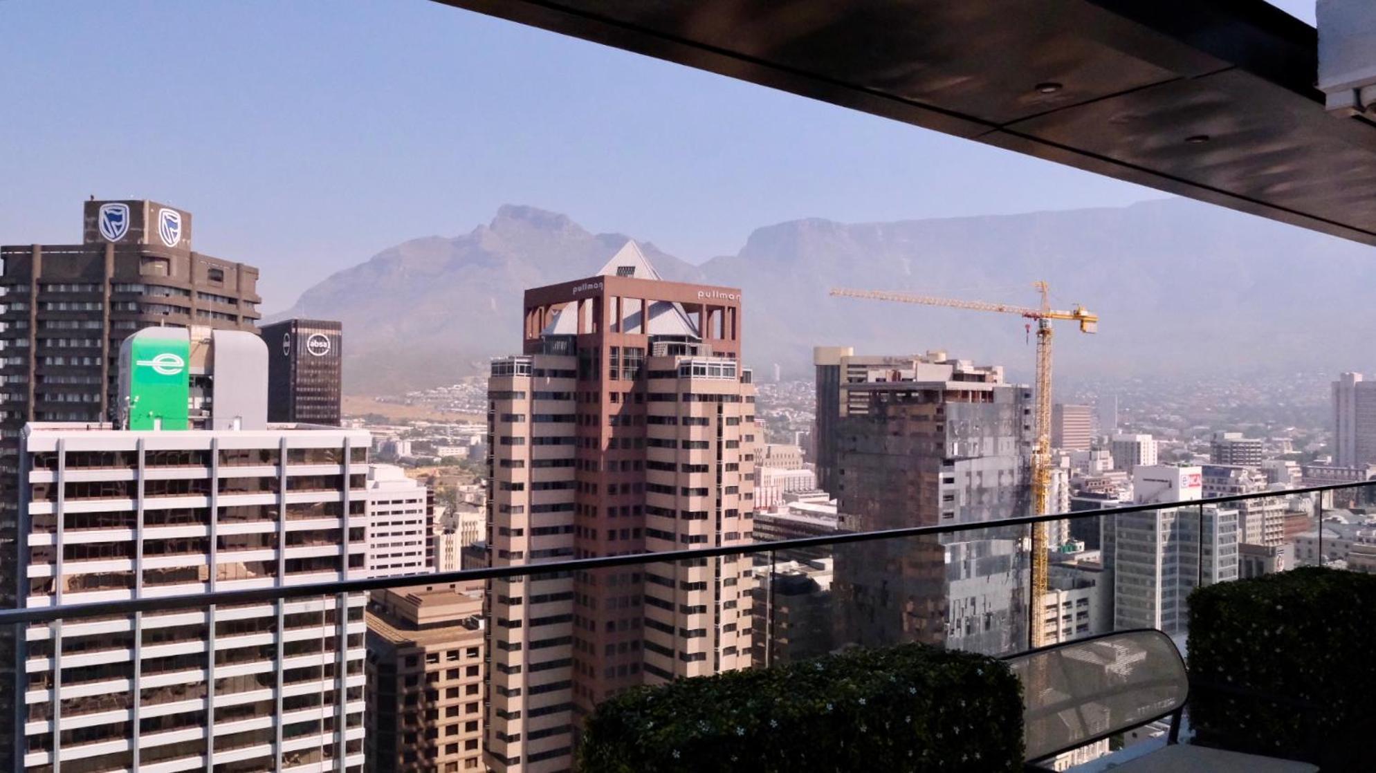 Apartment Stylish Cbd With Mountain Views & Free Parking *