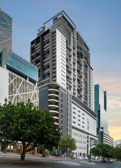 Apartment Stylish Cbd With Mountain Views & Free Parking