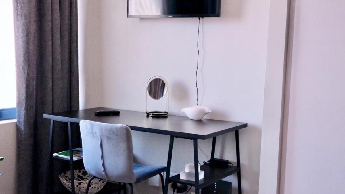 Apartment Stylish Cbd With Mountain Views & Free Parking *