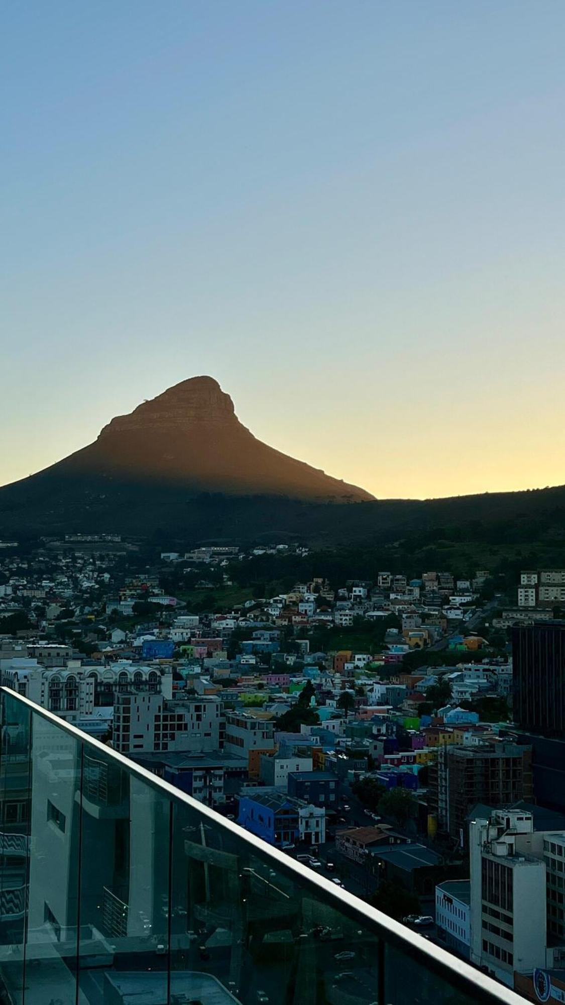 Stylish Cbd With Mountain Views & Free Parking