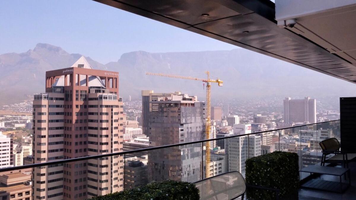 Apartment Stylish Cbd With Mountain Views & Free Parking