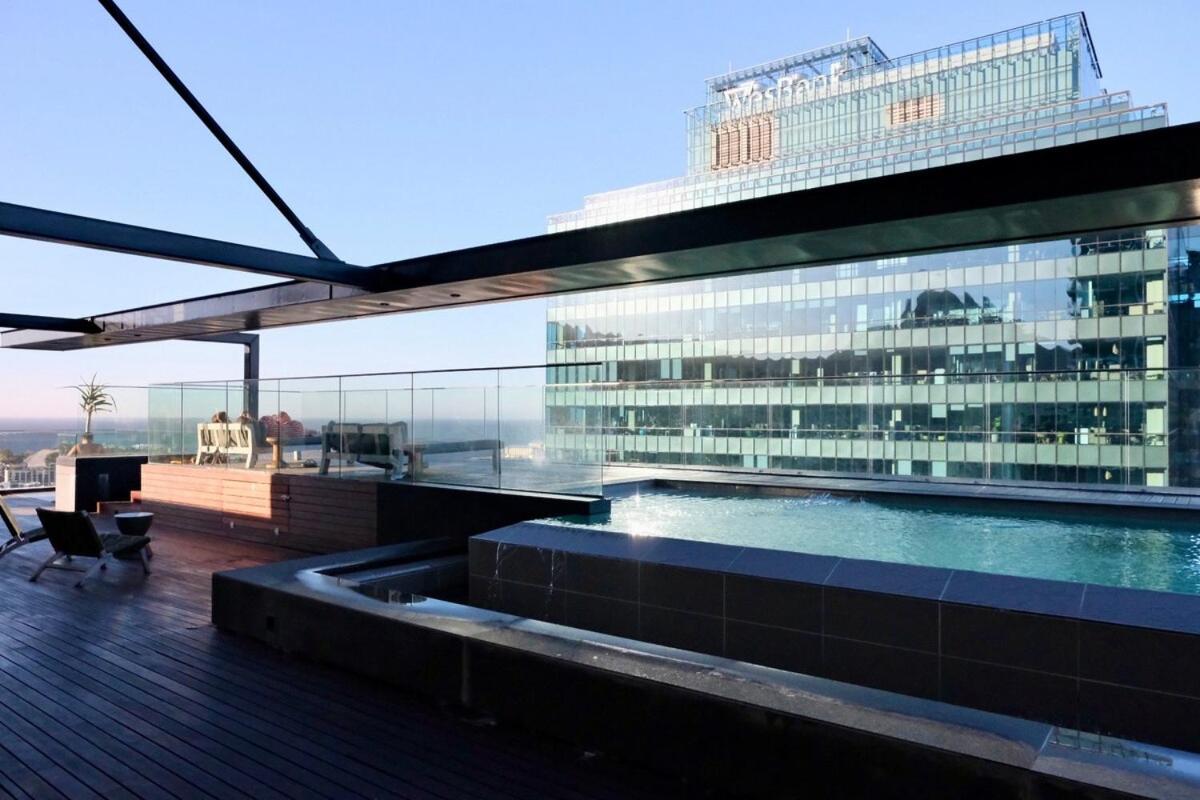 Apartment Stylish Cbd With Mountain Views & Free Parking *
