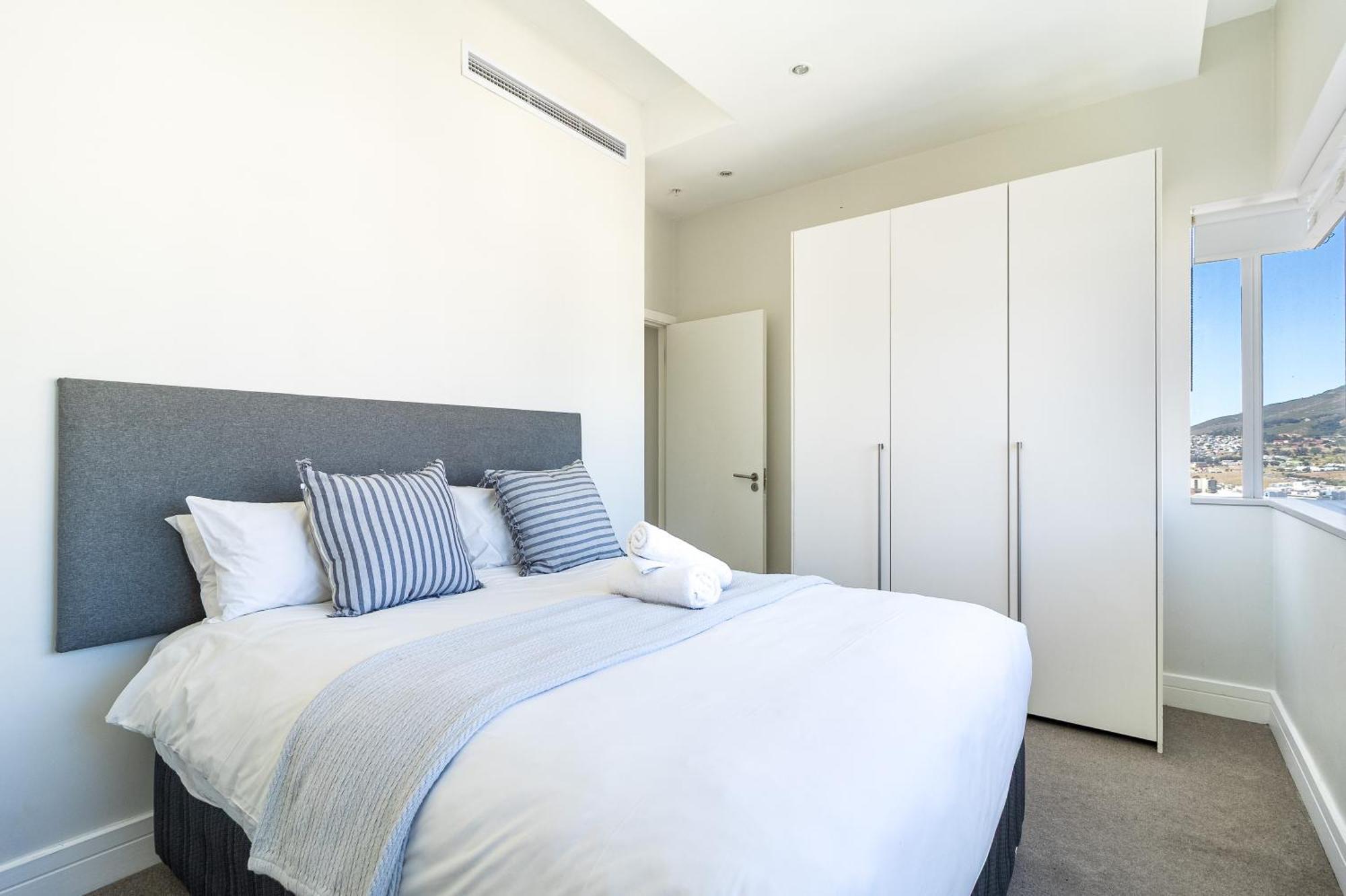 Views 2 Bedroom Apartment *