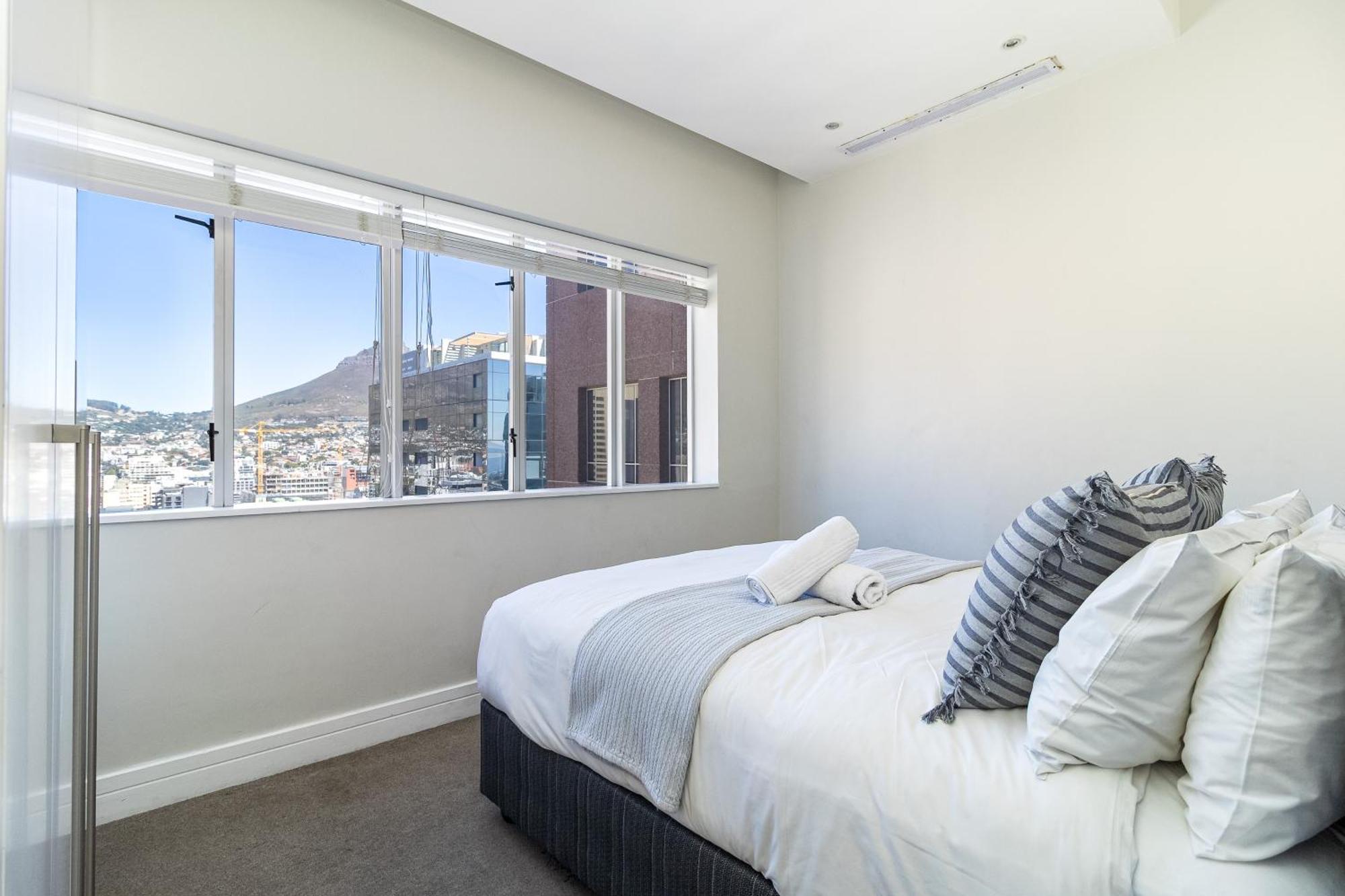 Apartment Views 2 Bedroom *