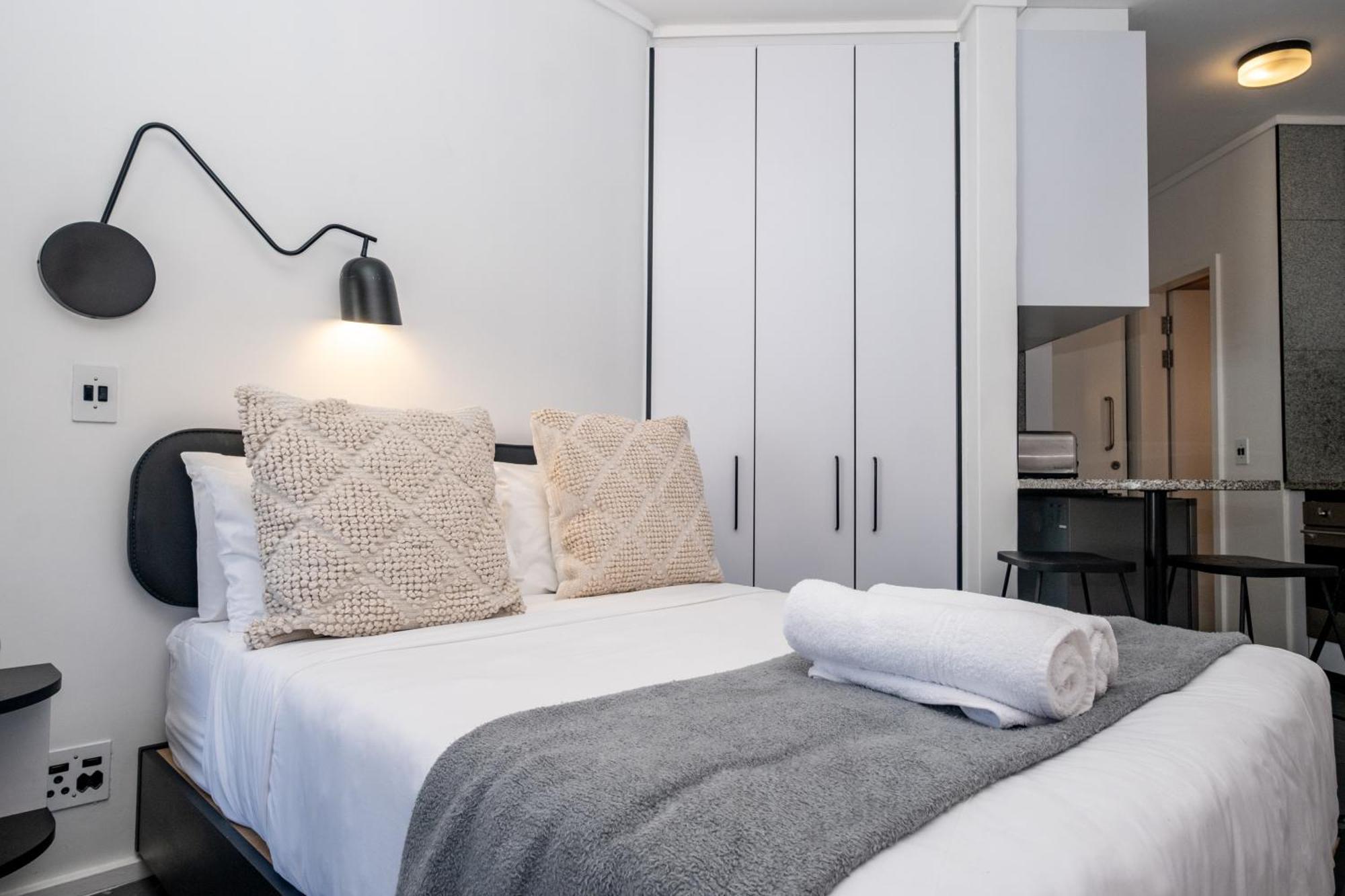 Flamingo 806 - Floor Sea Point Mountain Facing With Daily Housekeeping * Cape Town