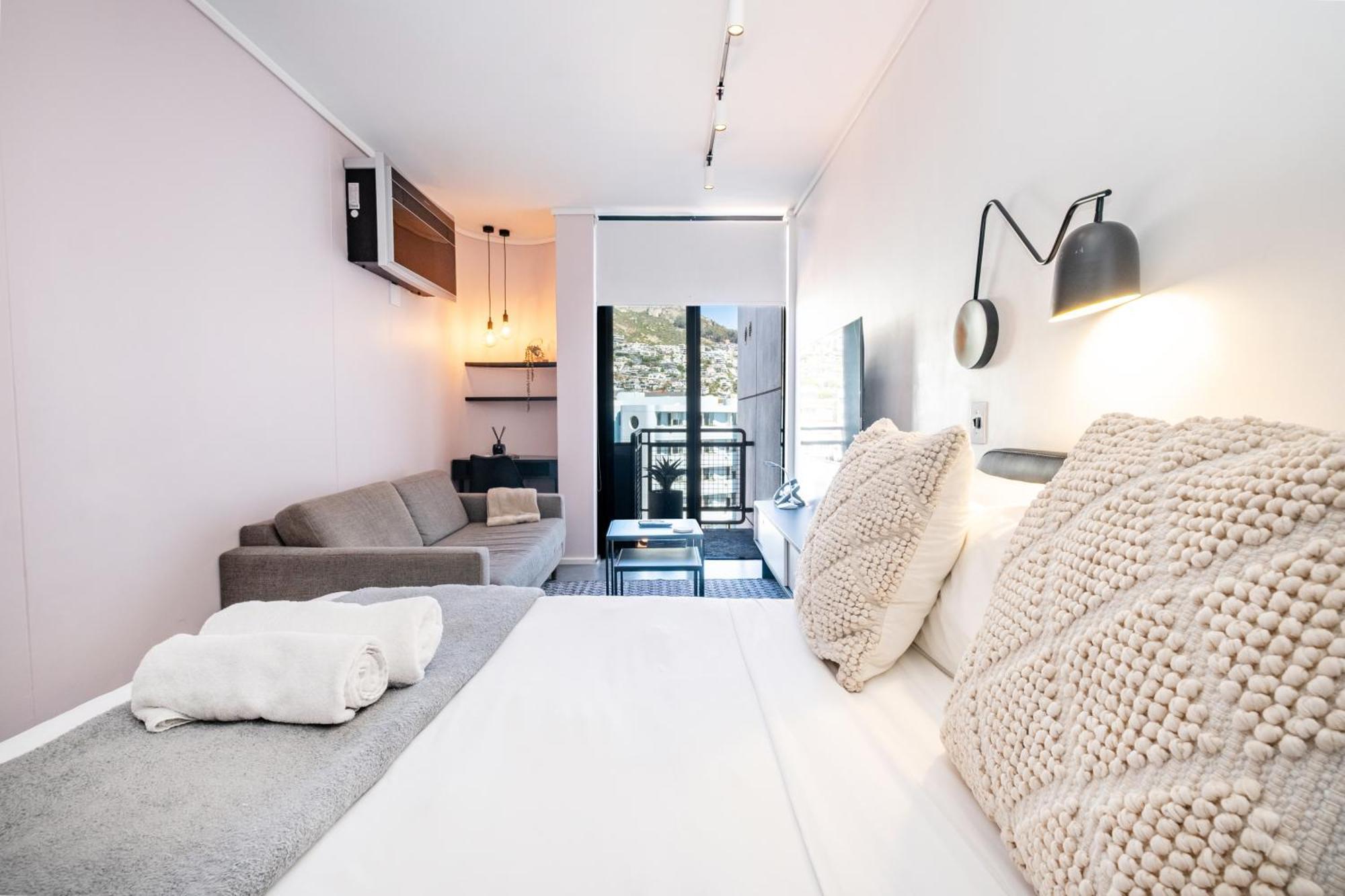 Flamingo 806 - Floor Sea Point Mountain Facing With Daily Housekeeping * Cape Town