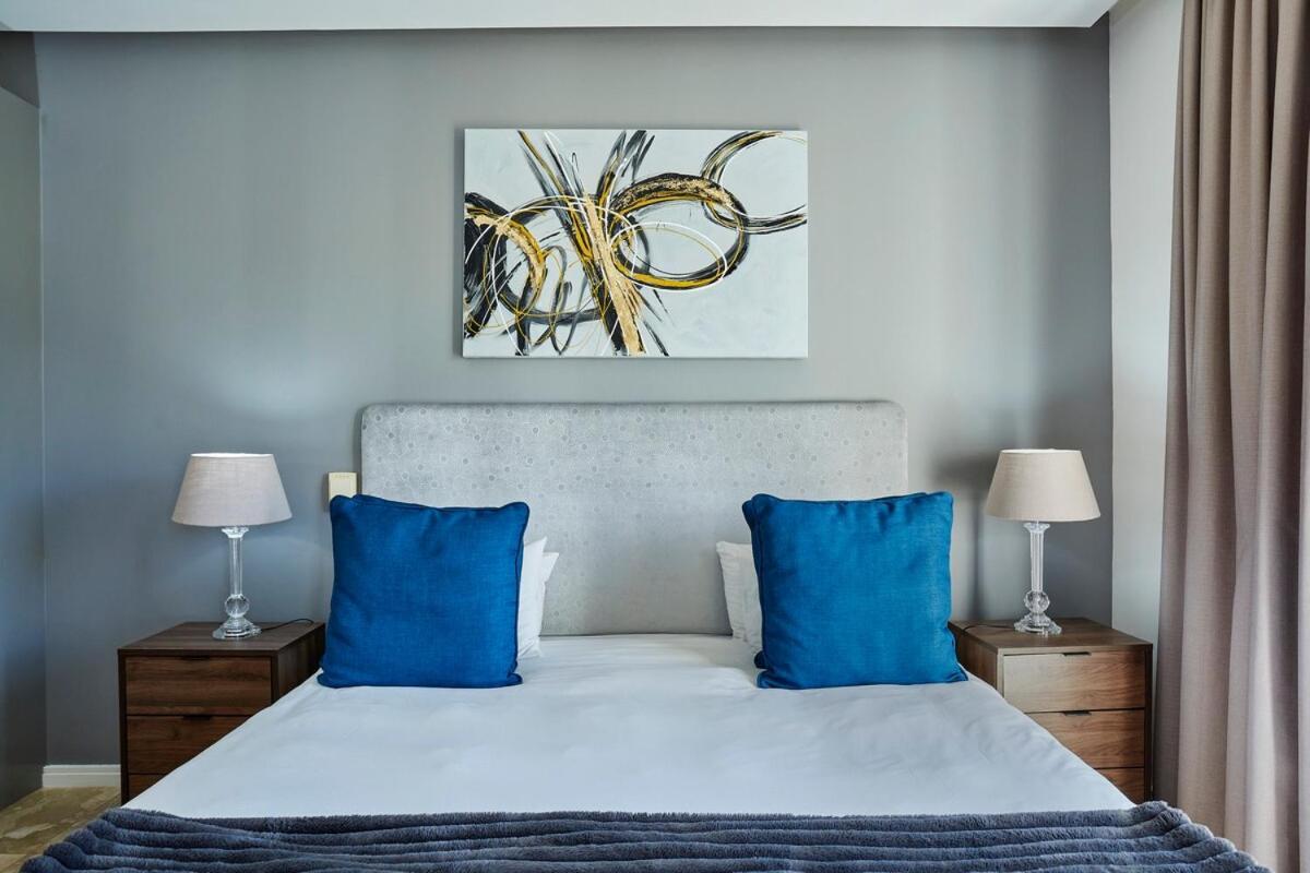102 Ellesmere * Cape Town