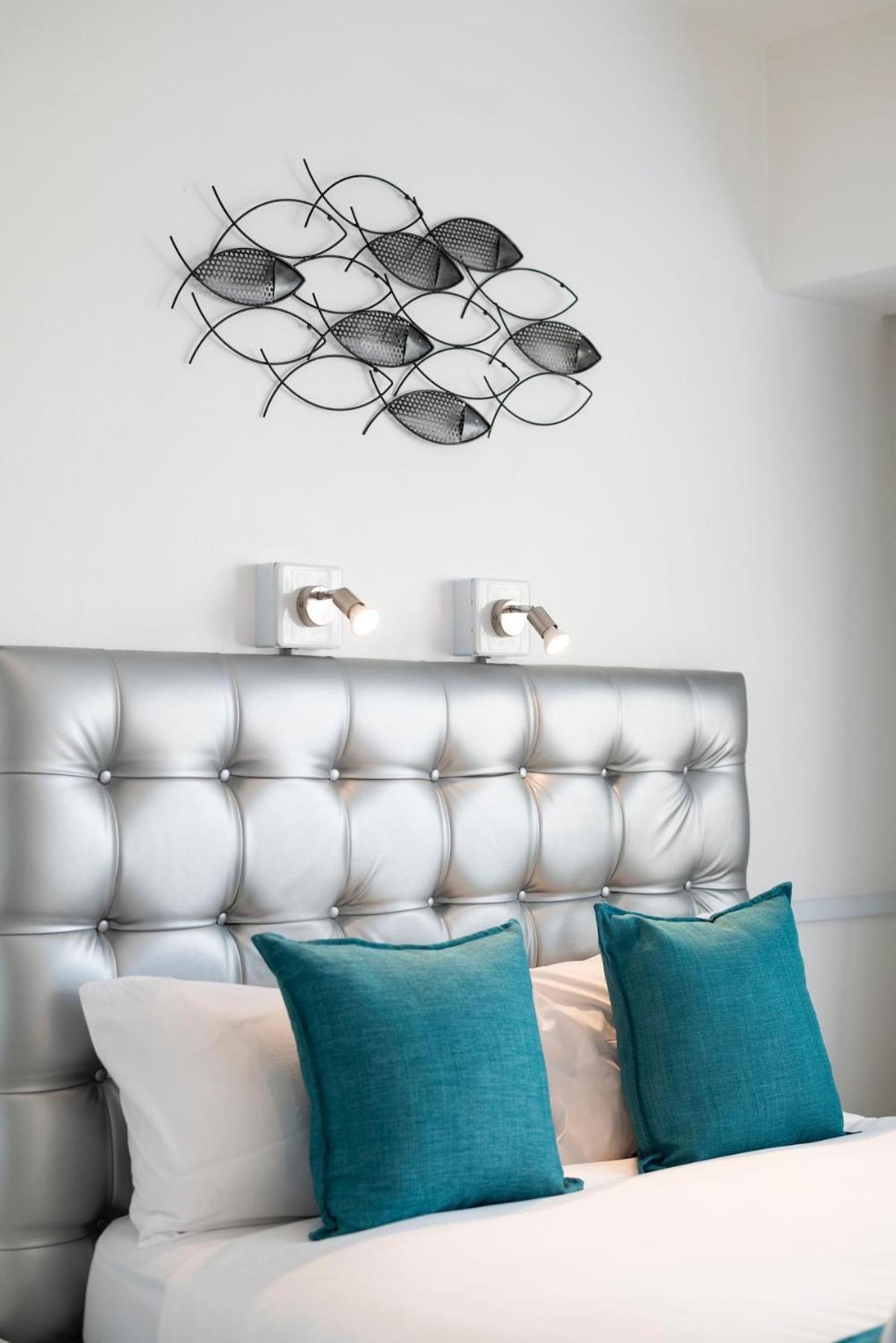In Seapoint, Pool And Free Parking. Apartment *