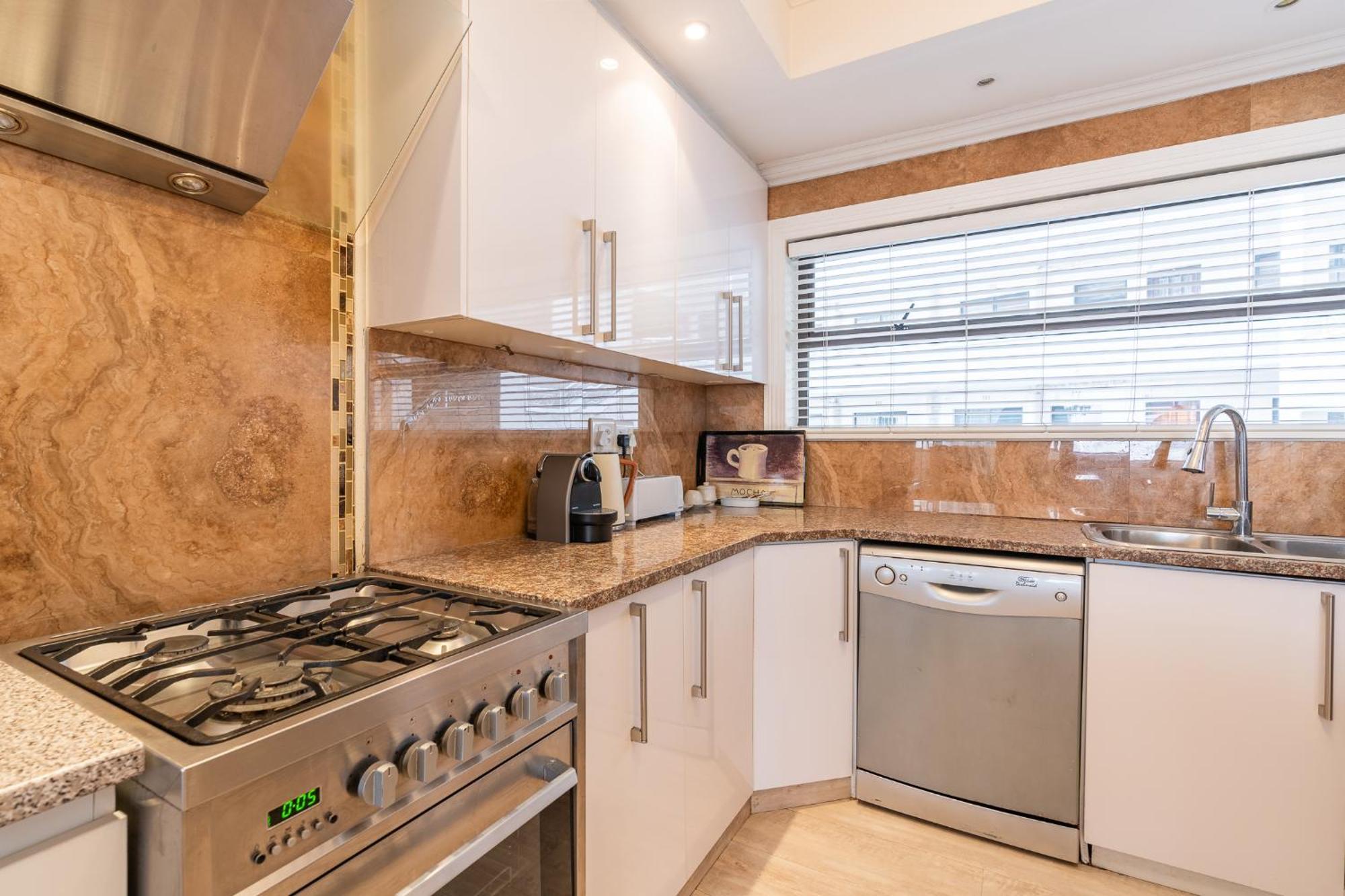 Apartment Centrally Vacation Home In Beach Road *