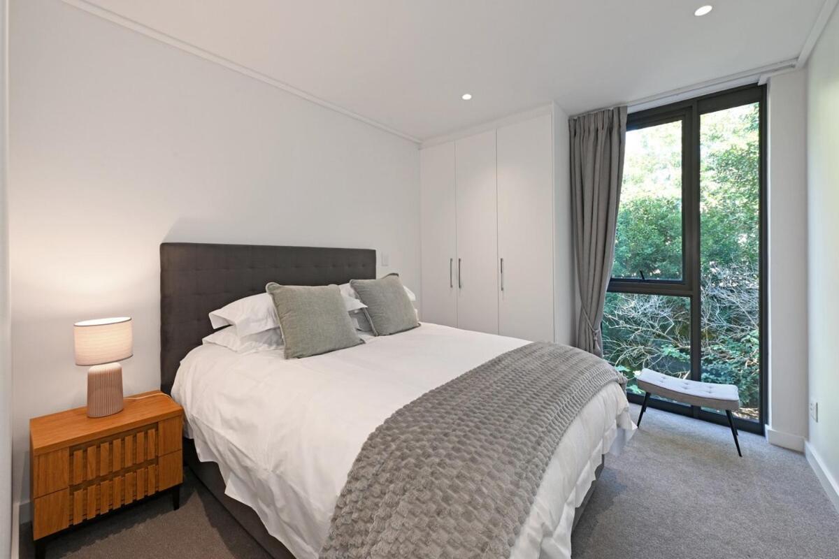 Luxury Newlands - Streamside Tranquility Apartment