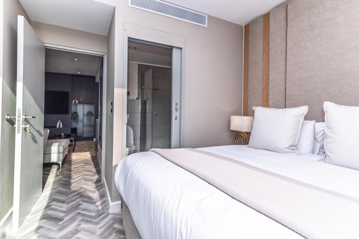 Luxury Oasis With King Bed, Ac, Walk-in Shower