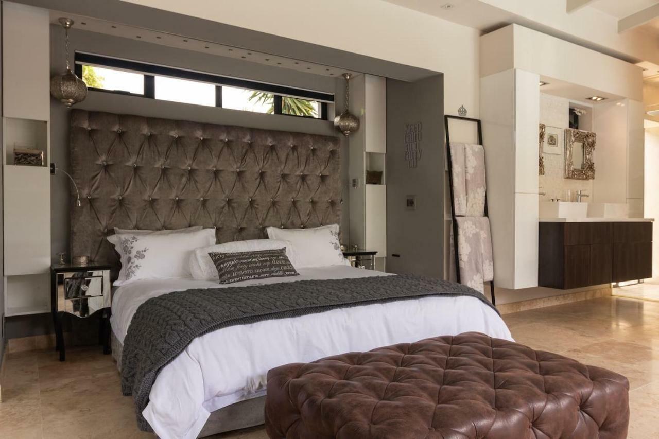 Crown Comfort - Affordable Luxury - Private Heated Pool & Hot Tub Under Roof Apartment