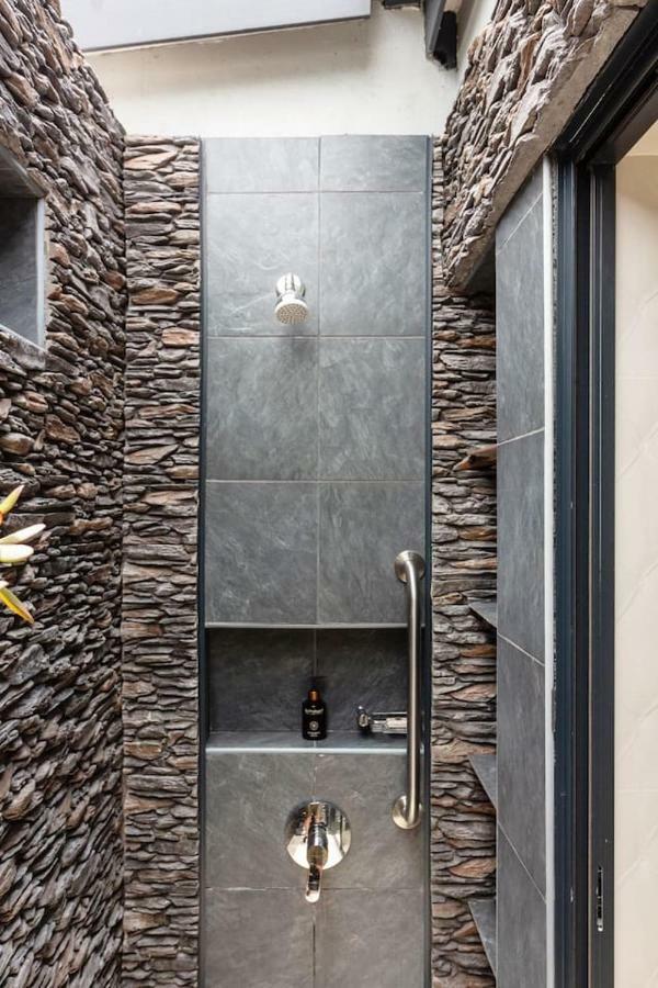 Crown Comfort - Affordable Luxury - Private Heated Pool & Hot Tub Under Roof