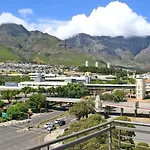 Luxury Family Apartment In Castle Rock With Great Views Of Table Mountain
