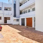Palm Beach Apartment - 100M From Camps Bay Beach