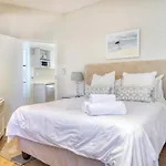 Palm Beach Apartment - 100M From Camps Bay Beach