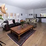 Garten Wohnung Mit Pool, 2 Schlafzimmer