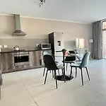 Spacious Modern 1 Bedroom Apartment Near Canal Walk